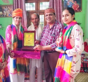 आसफपुर खरखड़ी की कुसुम चौहान हुई नीरा अमृत सम्मान से सम्मानित  - कुसुम चौहान को धार्मिक, सामाजिक व राष्ट्रहित में उनके द्वारा किये जा रहे उल्लेखनीय कार्यो के लिए किया गया नीरा अमृत सम्मान से सम्मानित  