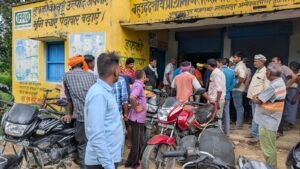 किसानों का आक्रोश: खाद वितरण में अनियमितता के आरोप, सड़क जाम कर दिया प्रदर्शन
